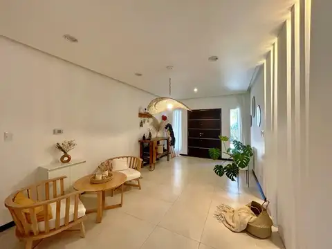 Casa en Venta con 2 cocheras