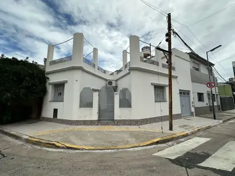 Excelente casa de 4 ambientes con cochera, patio, terraza, parrilla y playroom.