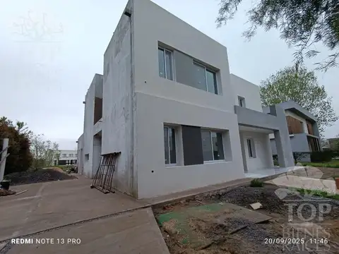 Casa en Alquiler con 1 cochera