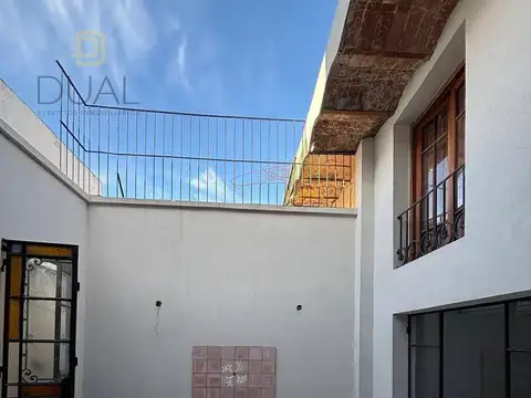 VENTA CASA DE PASILLO 2 DORMITORIOS CON PATIO EN BARRIO ABASTO