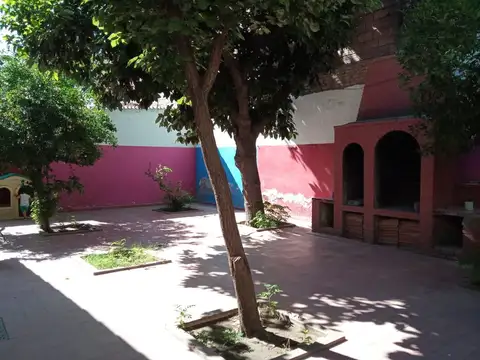 Casa 8 ambientes con 2 baños