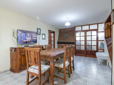 Casa en Venta con 2 cocheras