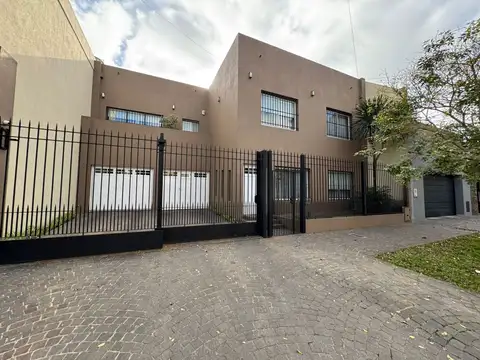 LA MEJOR CASA DE LANUS, PARQUE, PILETA, COCHERA.