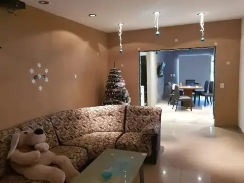 Casa 6 AMBIENTES al frente con PILETA y QUINCHO apto credito