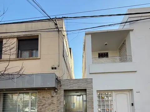 CASA- DE PASILLO- DOS DORMITORIOS-COMODIN-PATIO-TERRAZA-ABASTO-La Paz al 1800