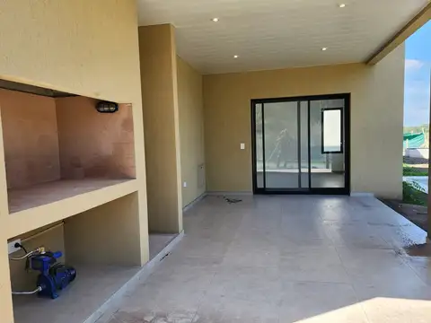 Casa en Alquiler con 2 cocheras