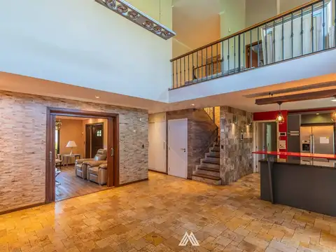 Casa 8 ambientes con 4 baños