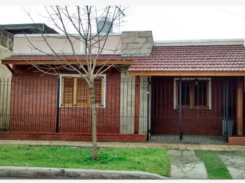 EN VENTA CASA EN EL PALOMAR EXCELENTE ZONA A POCAS CUADRAS DE LA ESTACION 2 DORMITORIOS - FICHA 6967