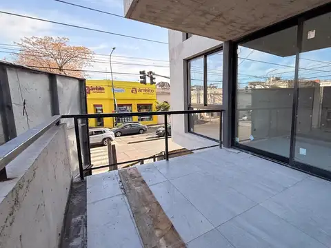 Depto 2 ambientes en venta, sobre Av. Centenario, Beccar
