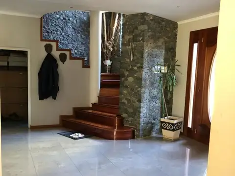 Casa Vistalba Country, 4 Dormitorios, 4 Baños, Calefacción Central Cochera Doble, Parque, Piscina