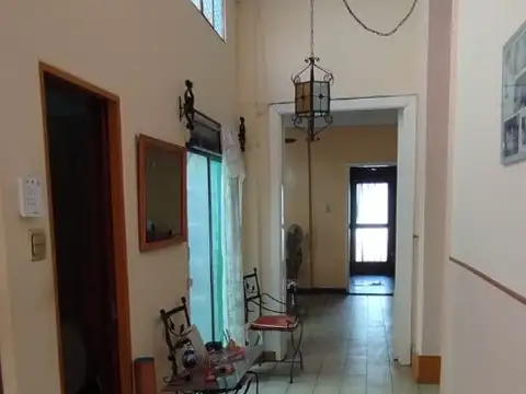 EXCELENTE CASA MULTIFAMILIAR DE 4 AMBIENTES CON COCHERA Y QUINCHO.-