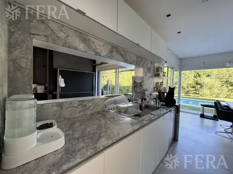 Casa en Venta con 2 cocheras