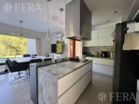 Casa 6 ambientes con 4 baños