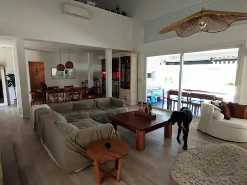 Casa en Venta con 3 cocheras