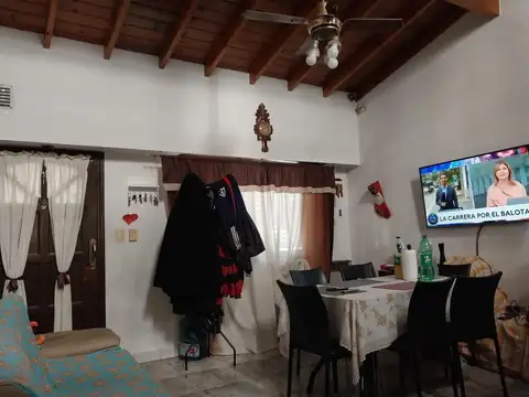 Casa 4 ambientes con 2 baños