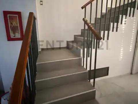 Casa 7 ambientes con 2 baños