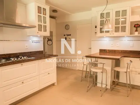 Parada 10 de Playa Mansa. Hermoso chalet de 6 dormitorios en venta.