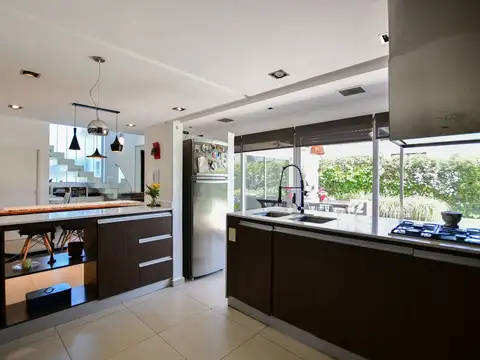 Casa 7 ambientes con 2 baños