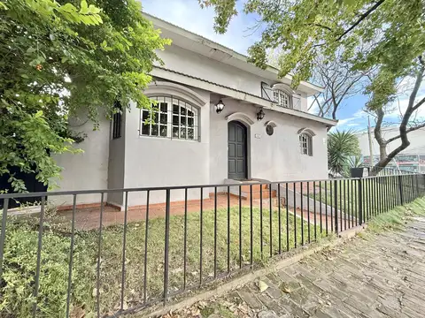 Casa apto uso comercial en alquiler con jardin, pileta y parrilla en Martinez