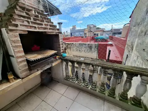 DPTO 3 AMB., 1º PISO FTE, BALCÓN C/PARRILLA. SIN EXPENENSAS