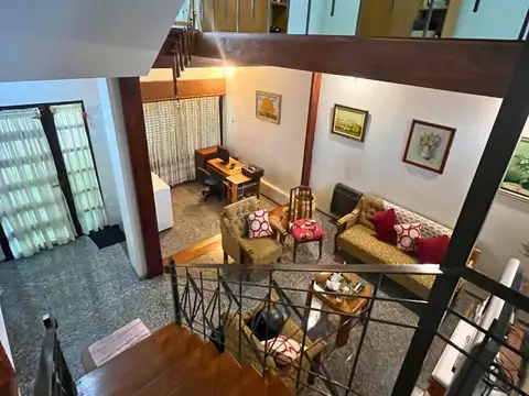 VENTA CASA 4 DORMITORIOS Y COCHERAS AZCUENAGA