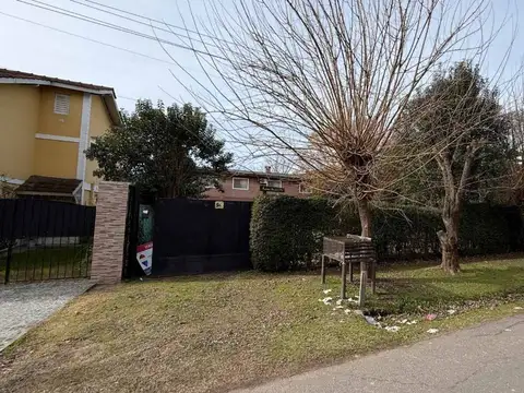 Casa en Venta en Los Robles del Monarca, USD 160.000