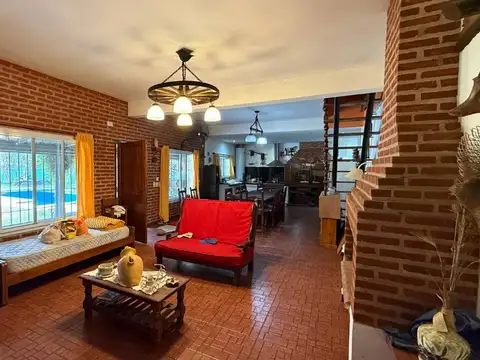 Casa en venta Pilar - Con piscina y gran lote