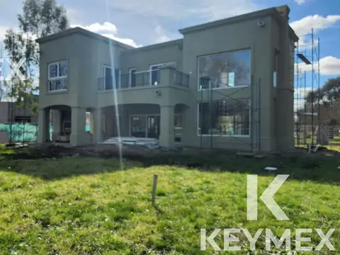 VENTA CASA DE 4 DORMITORIOS EN MIRALAGOS