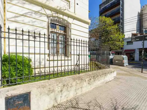 Casa 9 ambientes con 2 baños