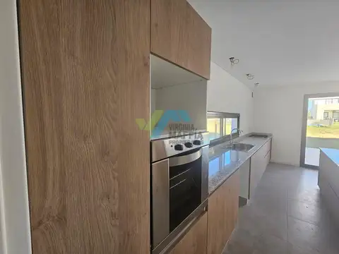 Casa 5 ambientes con 3 baños