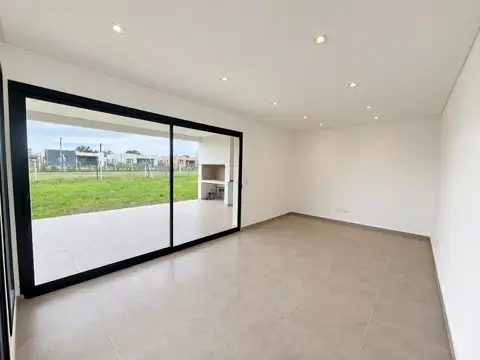 Casa en Venta en Pilar del Este - Santa Lucia, USD 198.000