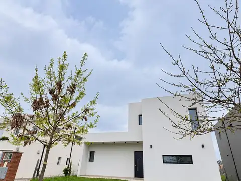 Oportunidad  Casa a estrenar en venta en Santa Lucía, Pilar del Este