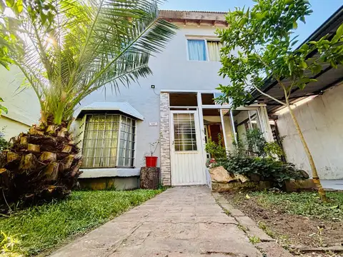 Chalet 4 amb. dos baños , entrad pasante y fondo libre.