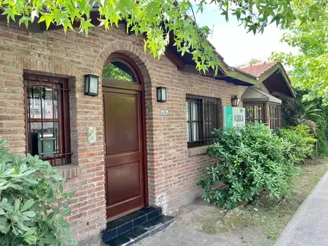 SIMPATICA CASA EN UNA PLANTA CON BUEN JARDIN, EN LOMAS DE SAN ISIDRO LA MERCED.