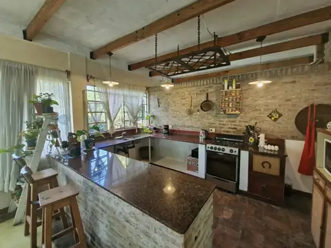 Casa 4 ambientes con 2 baños