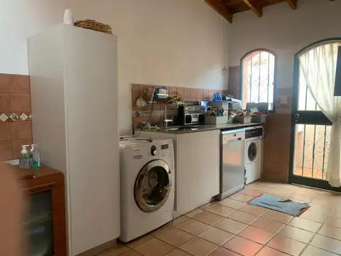 CHALET APTO VARIOS DESTINOS PROXIMO A ESTACION VILLA ADELINA  POSIBLE PERMUTA DPTO 3 AMB OLIVOS