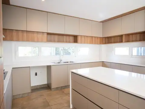 Casa en Venta con 4 cocheras