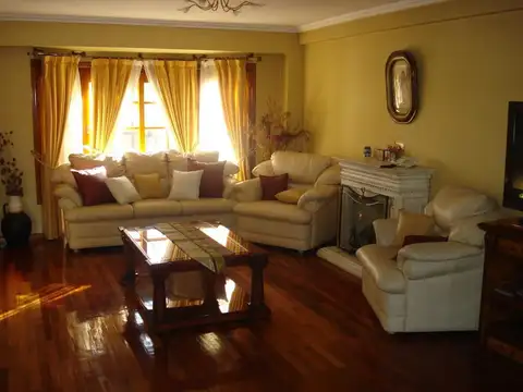 Casa en Alquiler con 1 cochera