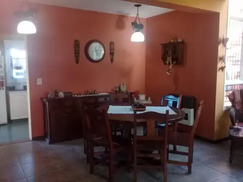 Casa 5 ambientes con 2 baños