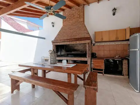 Casa en Alquiler con 3 cocheras