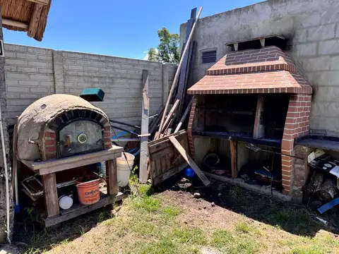 VENTA CASA CON PILETA, QUINCHO, Bº SEMI CERRADO
