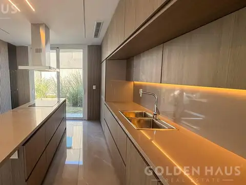 Casa en Venta con 6 cocheras