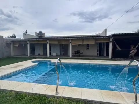 Casa 4 ambientes con 2 baños