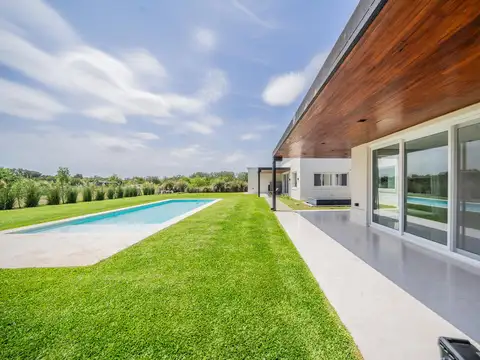 Casa 8 ambientes con 4 baños