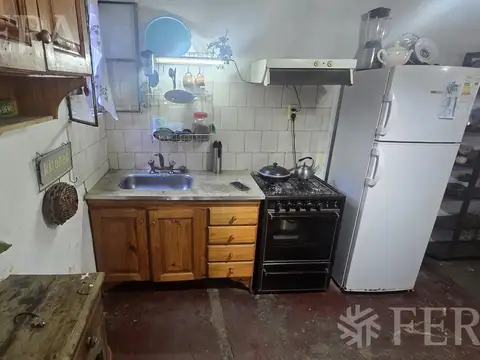 Venta casa 2 ambientes con cochera y jardín en Bernal Oeste