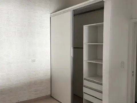 Venta. Casa . Ideal inversor con 2 PH una en PB y P.Alta más local. Todo a nuevo. 250m2.