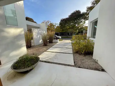 Casa 6 ambientes con 3 baños