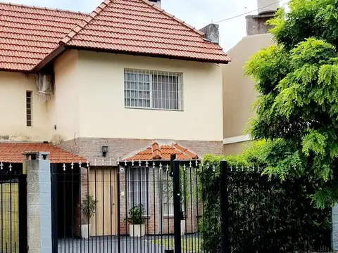 Triplex con patio y pileta en venta en Ituzaingo