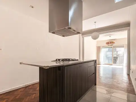 Venta. 3 Ambientes. Refaccionado. Balcón. Perú y Av Caseros.