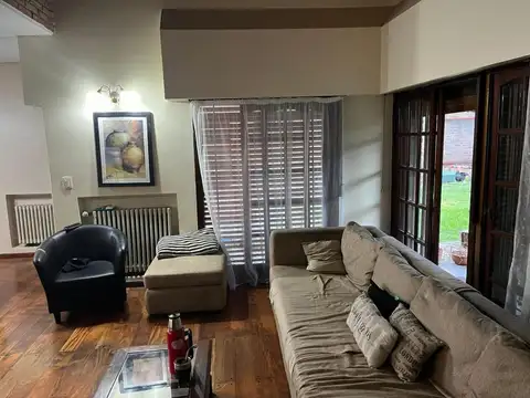 Casa en Alquiler con 4 cocheras